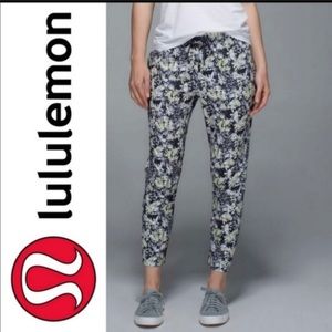 💛 Lululemon Floral Jet Crop Joggers